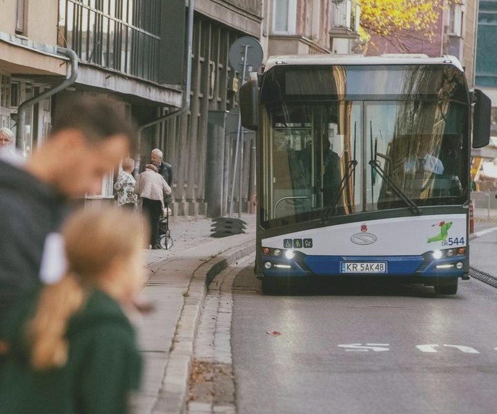 Czy komunikacja miejska w Krakowie jest darmowa? Ceny i wyjątki
