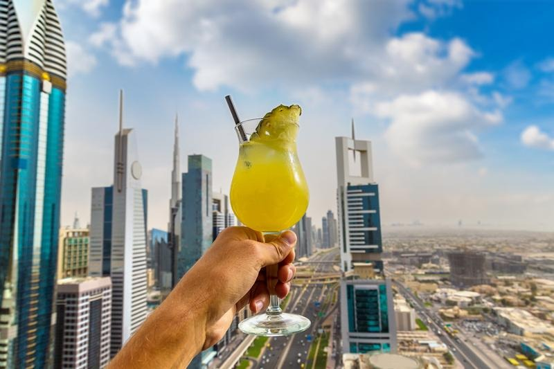 Ile alkoholu zabierzesz samolotem do Dubaju? Limity i zasady celne