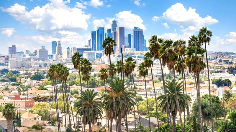 Ile trwa lot z Los Angeles do Warszawy? Czas podróży i przesiadki