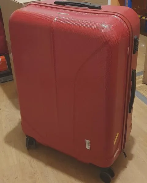 Czyszczenie walizki twardej